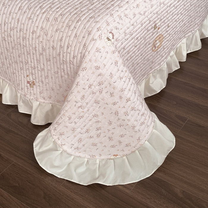 91家纺网 家纺一手货源 找家纺 同田家纺 2026新款云感双层纱花边床盖四件套 床盖-甜粉玩偶