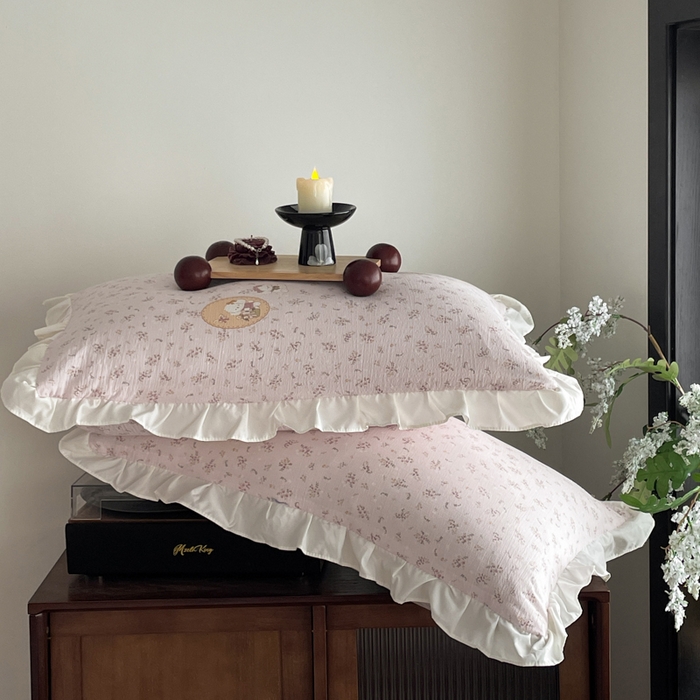 91家纺网 家纺一手货源 找家纺 同田家纺 2026新款云感双层纱花边床盖四件套 床盖-甜粉玩偶