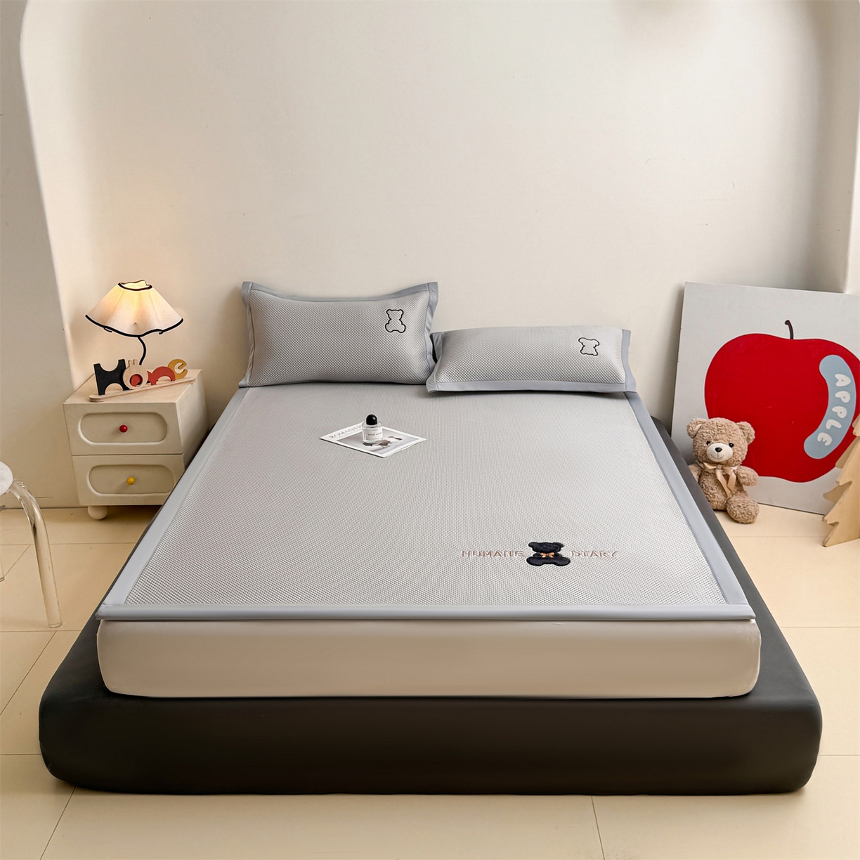 91家纺网 家纺一手货源 找家纺 （总）雯豆家纺 2026新款夏季PE凉感豆豆席A类纯色绣花平铺凉席三件套-墨仔熊