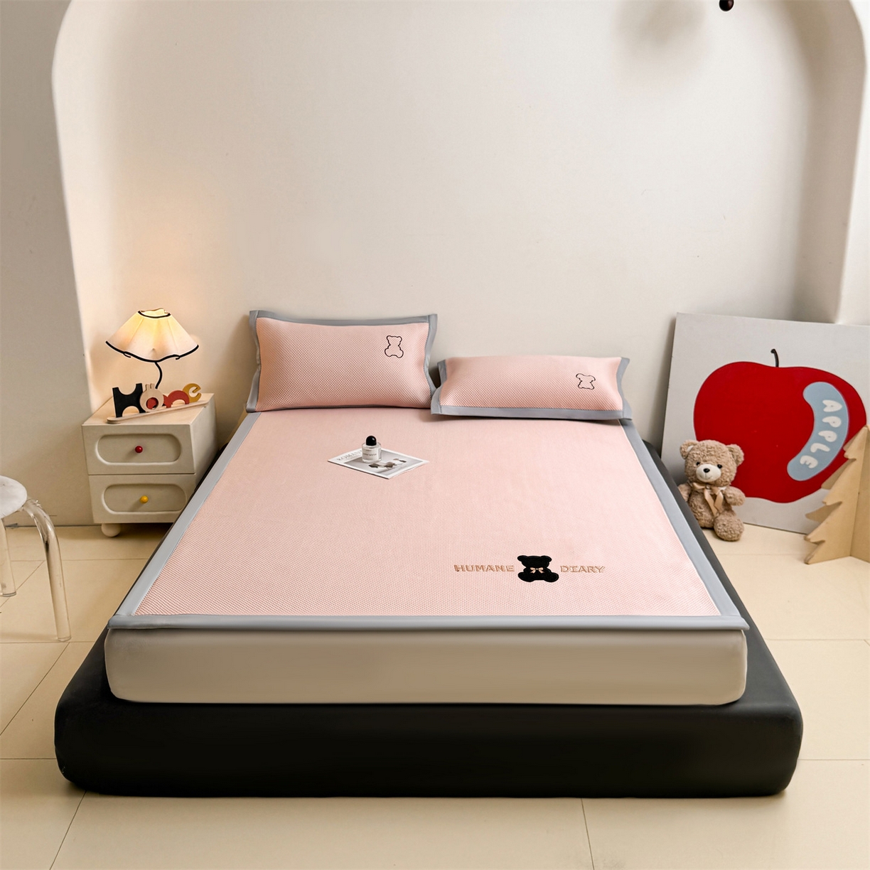 91家纺网 家纺一手货源 找家纺 雯豆家纺 2026新款夏季PE凉感豆豆席A类纯色绣花平铺凉席三件套-墨仔熊 墨仔熊-粉