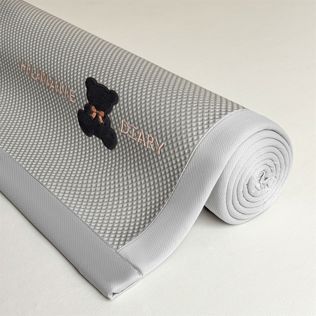 91家纺网 家纺一手货源 找家纺 （总）雯豆家纺 2026新款夏季PE凉感豆豆席A类纯色绣花平铺凉席三件套-墨仔熊