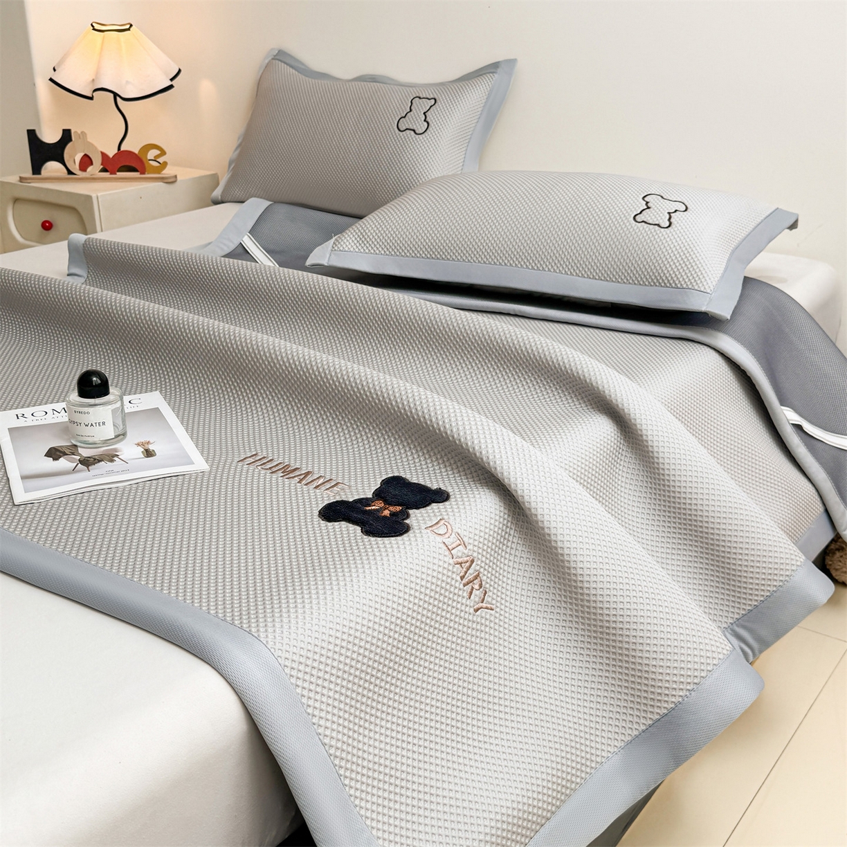 91家纺网 家纺一手货源 找家纺 （总）雯豆家纺 2026新款夏季PE凉感豆豆席A类纯色绣花平铺凉席三件套-墨仔熊