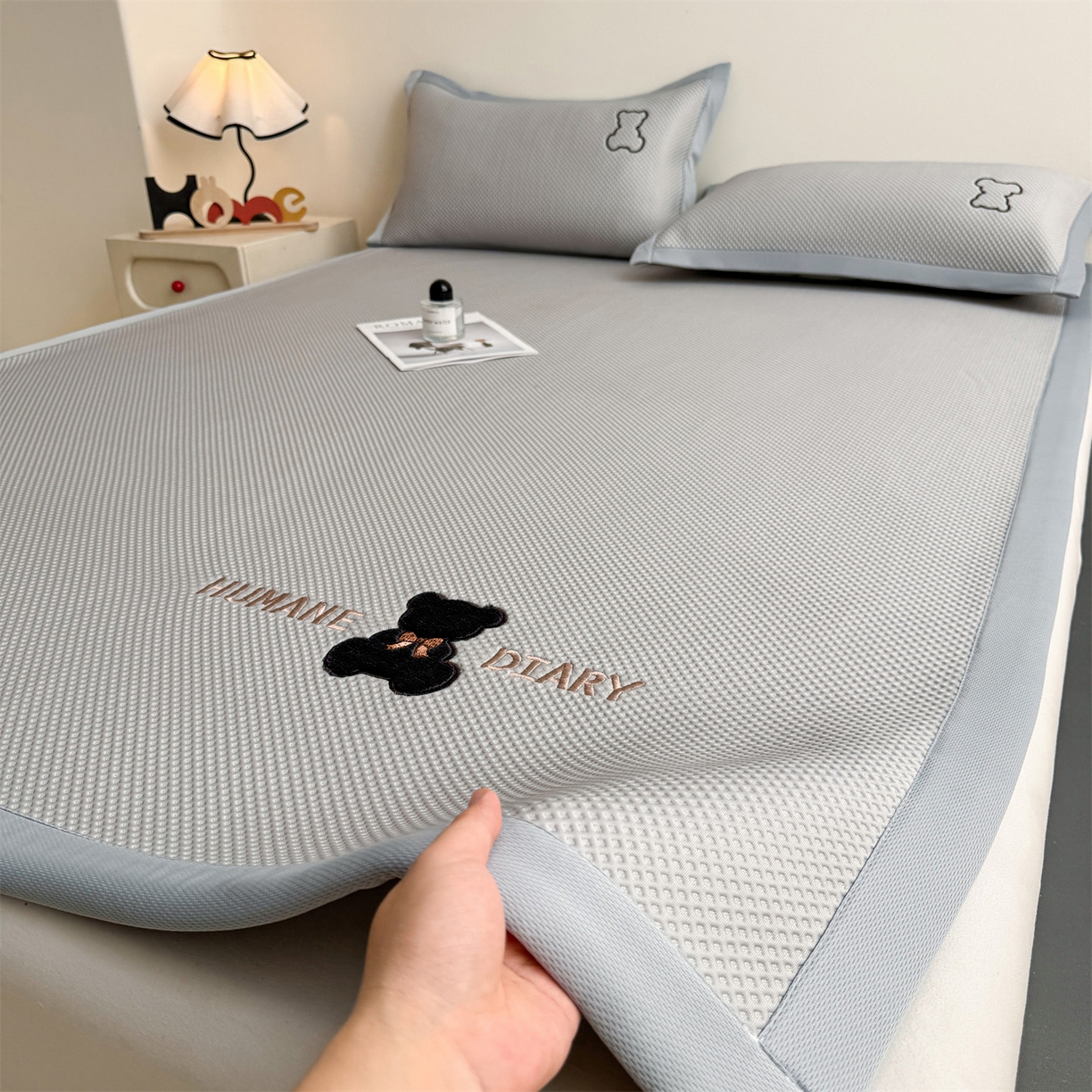 91家纺网 家纺一手货源 找家纺 （总）雯豆家纺 2026新款夏季PE凉感豆豆席A类纯色绣花平铺凉席三件套-墨仔熊