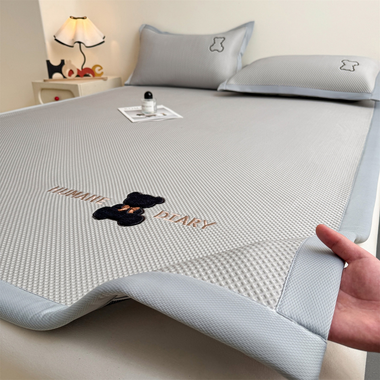 91家纺网 家纺一手货源 找家纺 （总）雯豆家纺 2026新款夏季PE凉感豆豆席A类纯色绣花平铺凉席三件套-墨仔熊