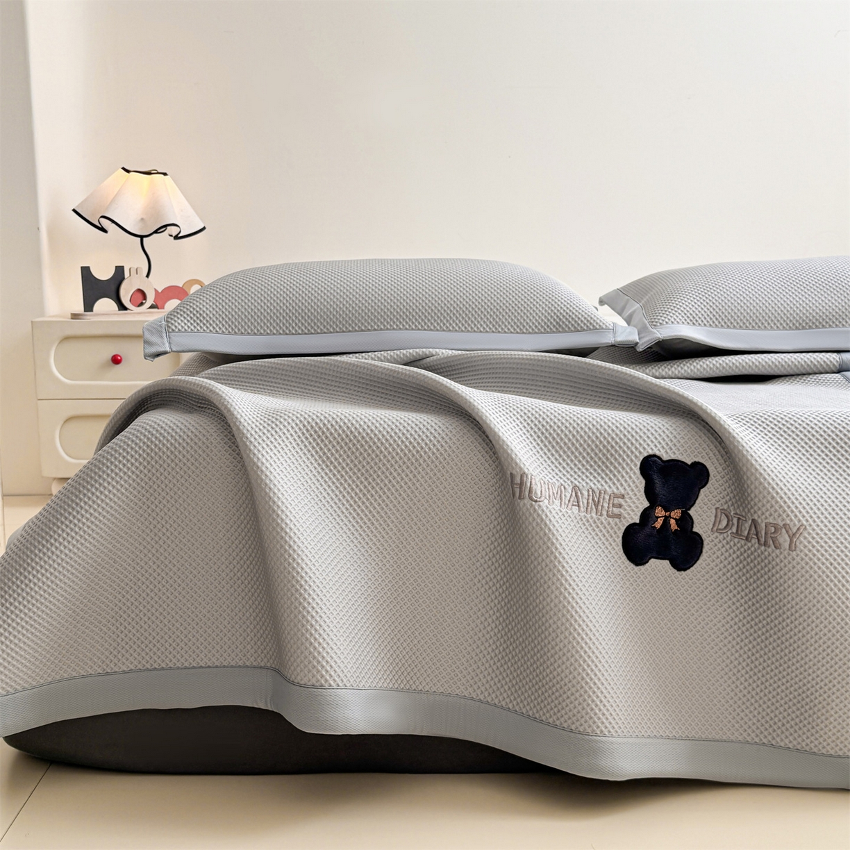 91家纺网 家纺一手货源 找家纺 （总）雯豆家纺 2026新款夏季PE凉感豆豆席A类纯色绣花平铺凉席三件套-墨仔熊