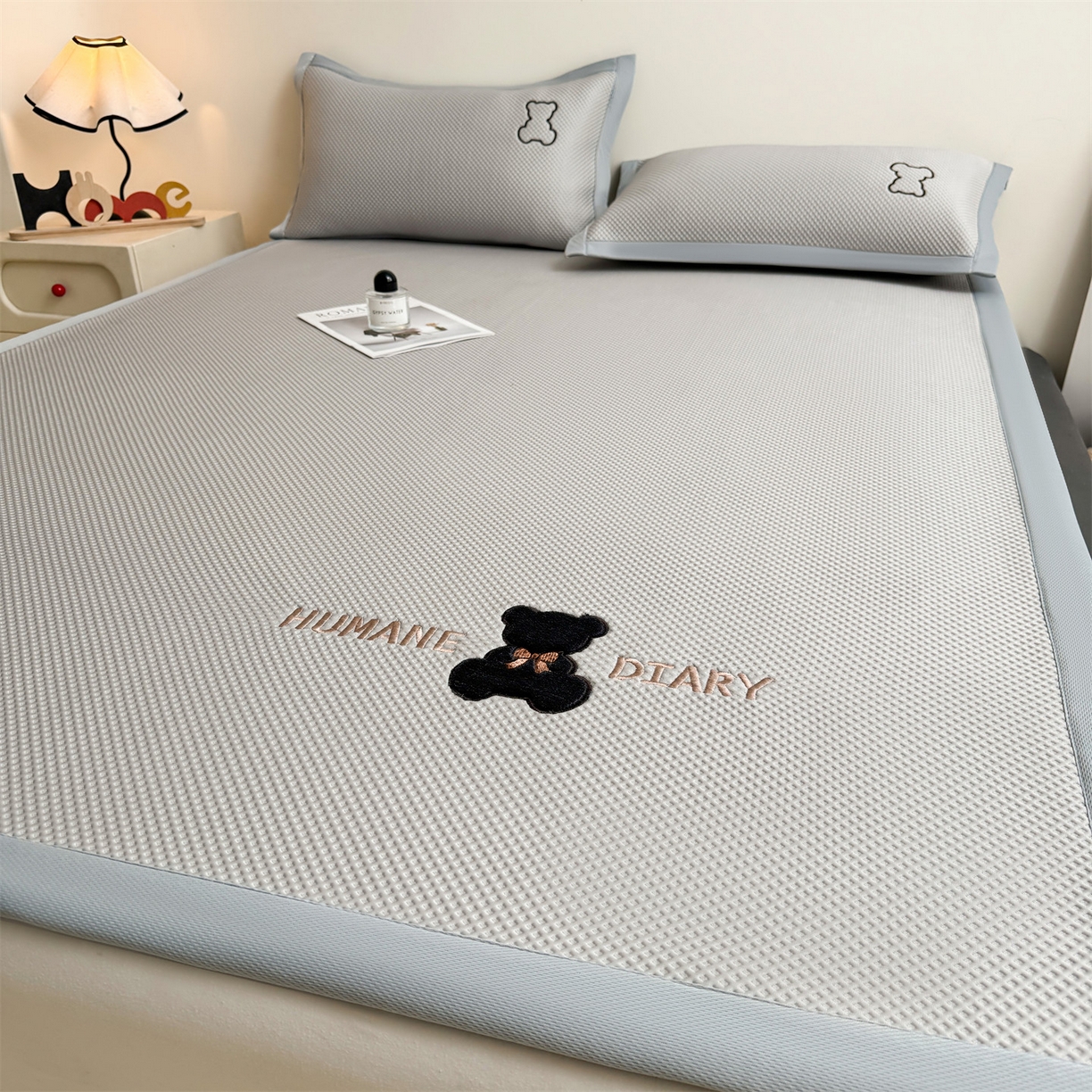 91家纺网 家纺一手货源 找家纺 （总）雯豆家纺 2026新款夏季PE凉感豆豆席A类纯色绣花平铺凉席三件套-墨仔熊