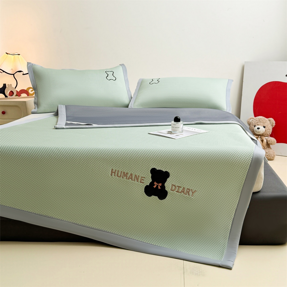 91家纺网 家纺一手货源 找家纺 雯豆家纺 2026新款夏季PE凉感豆豆席A类纯色绣花平铺凉席三件套-墨仔熊 墨仔熊-绿