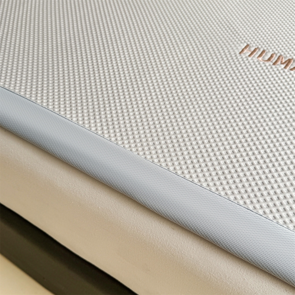 91家纺网 家纺一手货源 找家纺 （总）雯豆家纺 2026新款夏季PE凉感豆豆席A类纯色绣花平铺凉席三件套-墨仔熊