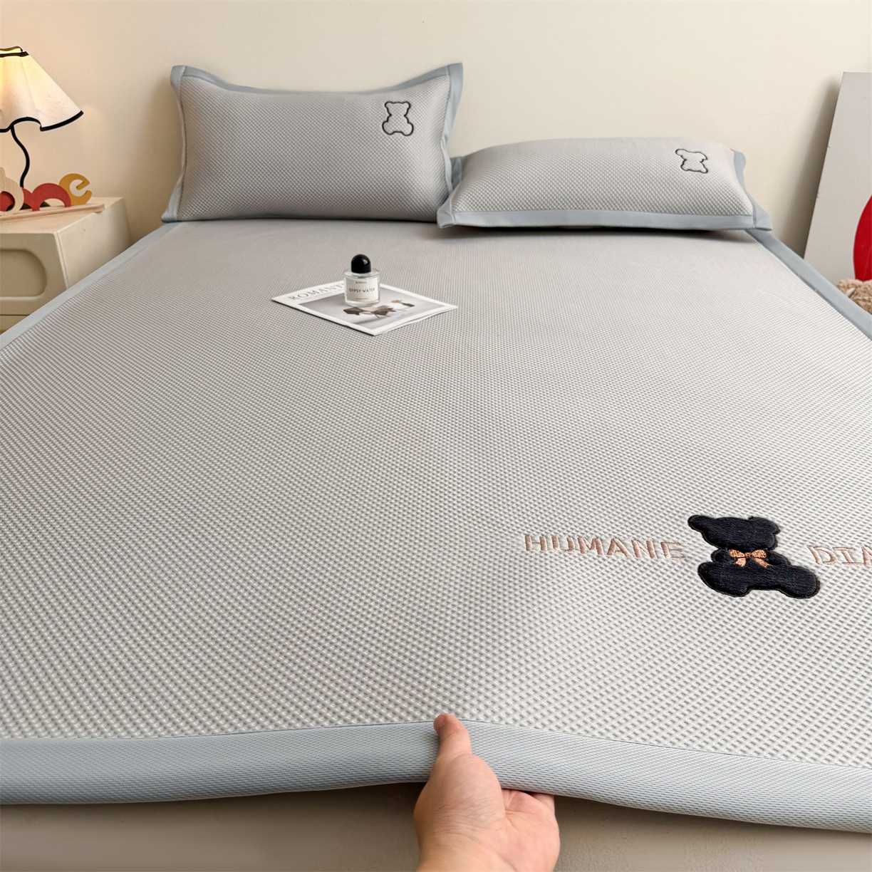 91家纺网 家纺一手货源 找家纺 （总）雯豆家纺 2026新款夏季PE凉感豆豆席A类纯色绣花平铺凉席三件套-墨仔熊