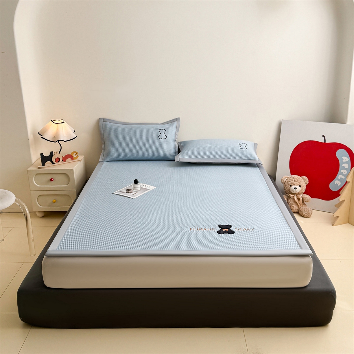 91家纺网 家纺一手货源 找家纺 雯豆家纺 2026新款夏季PE凉感豆豆席A类纯色绣花平铺凉席三件套-墨仔熊 墨仔熊-蓝