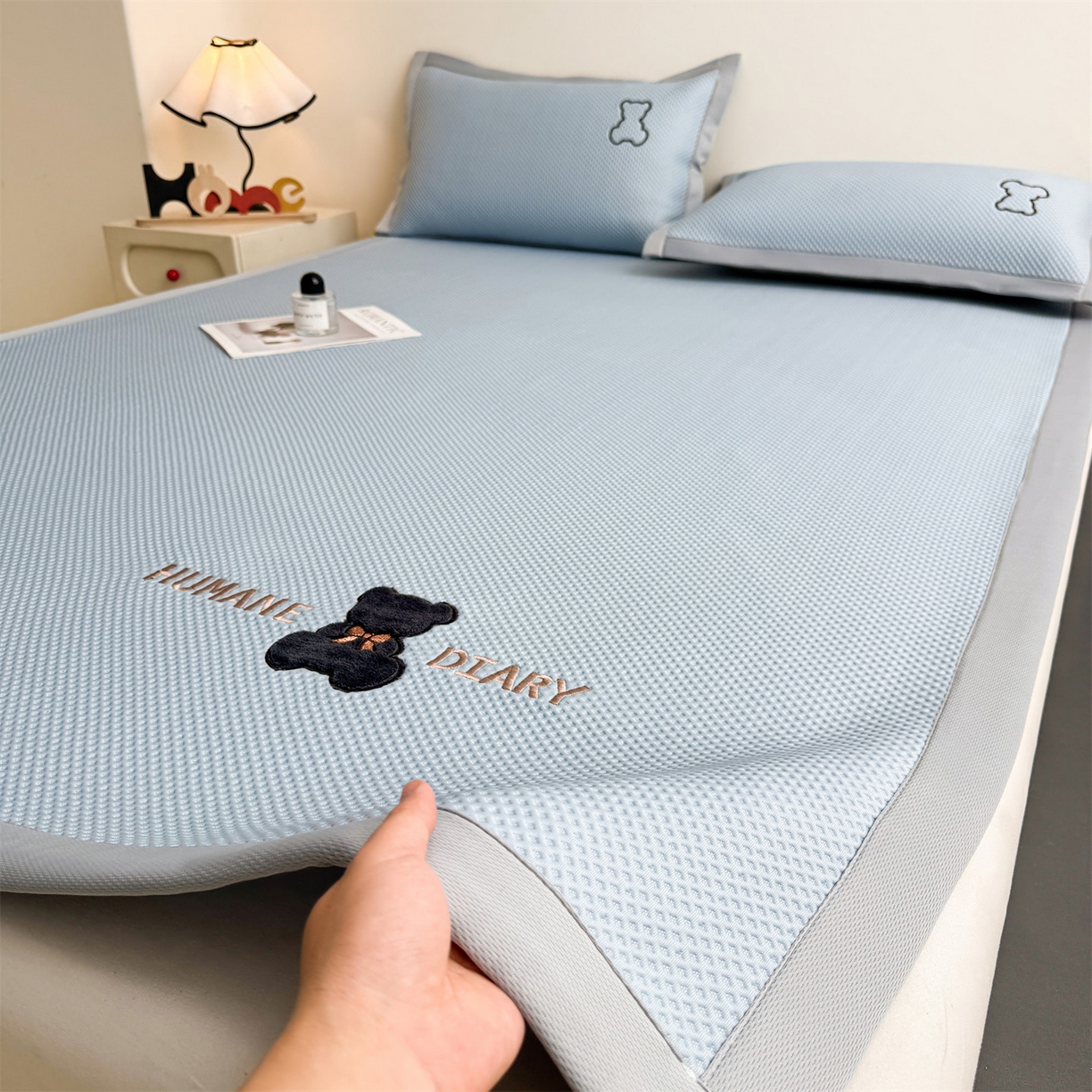 91家纺网 家纺一手货源 找家纺 雯豆家纺 2026新款夏季PE凉感豆豆席A类纯色绣花平铺凉席三件套-墨仔熊 墨仔熊-蓝