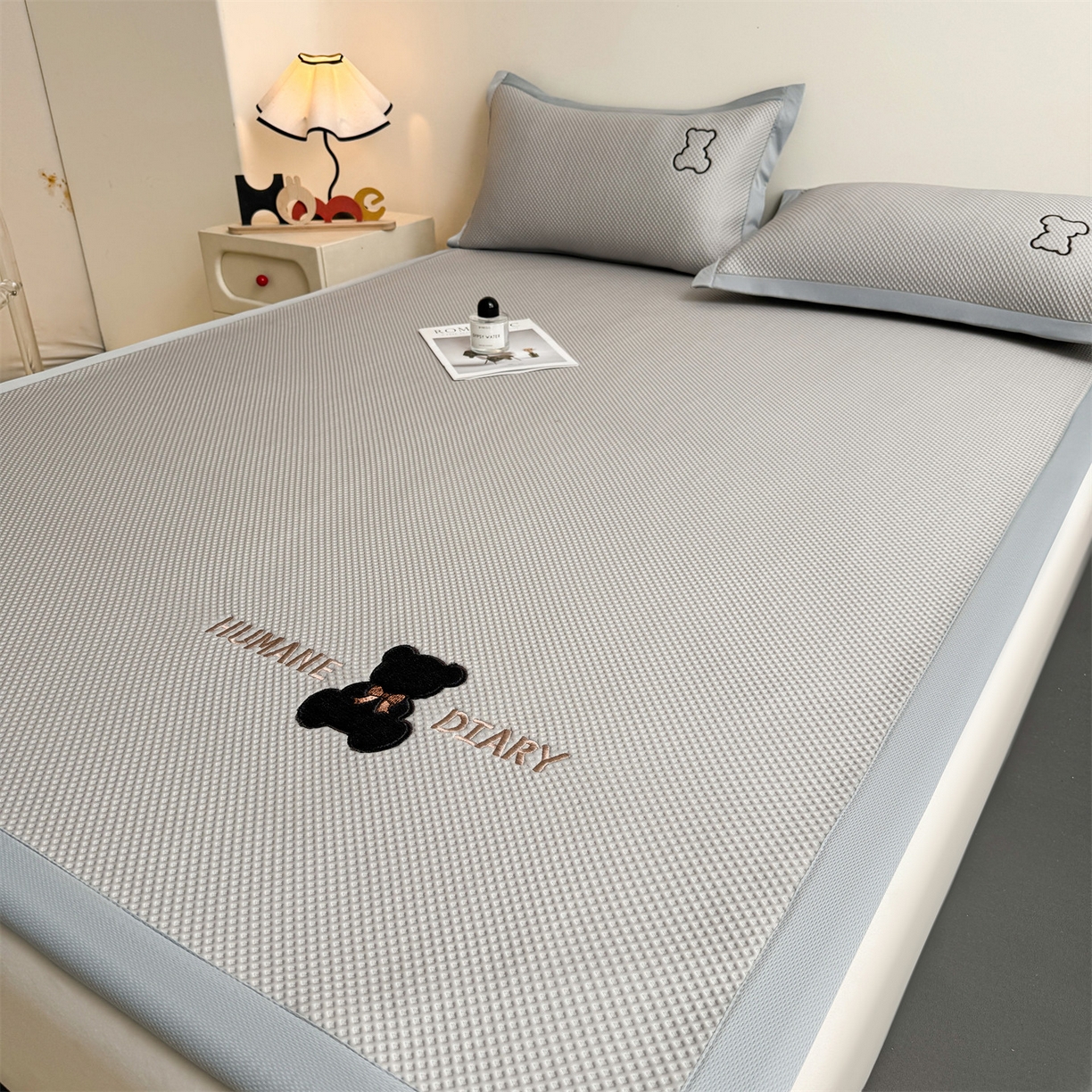 91家纺网 家纺一手货源 找家纺 （总）雯豆家纺 2026新款夏季PE凉感豆豆席A类纯色绣花平铺凉席三件套-墨仔熊