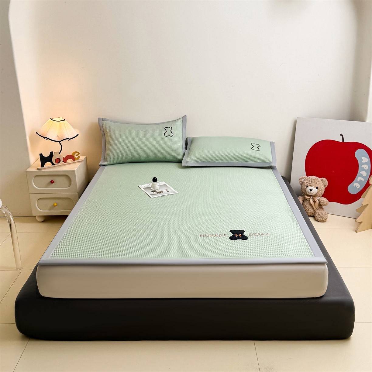 91家纺网 家纺一手货源 找家纺 雯豆家纺 2026新款夏季PE凉感豆豆席A类纯色绣花平铺凉席三件套-墨仔熊 墨仔熊-绿