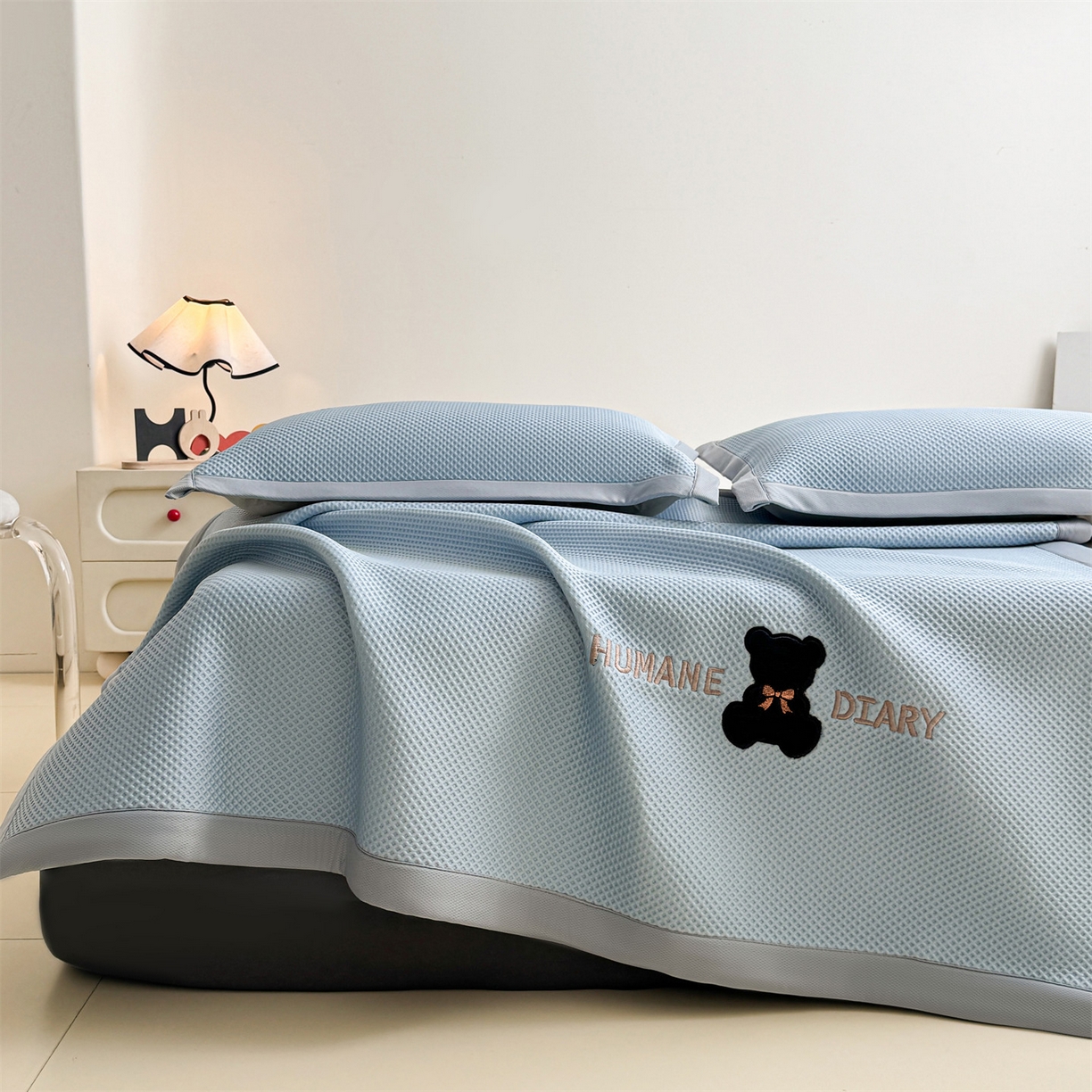 91家纺网 家纺一手货源 找家纺 雯豆家纺 2026新款夏季PE凉感豆豆席A类纯色绣花平铺凉席三件套-墨仔熊 墨仔熊-蓝