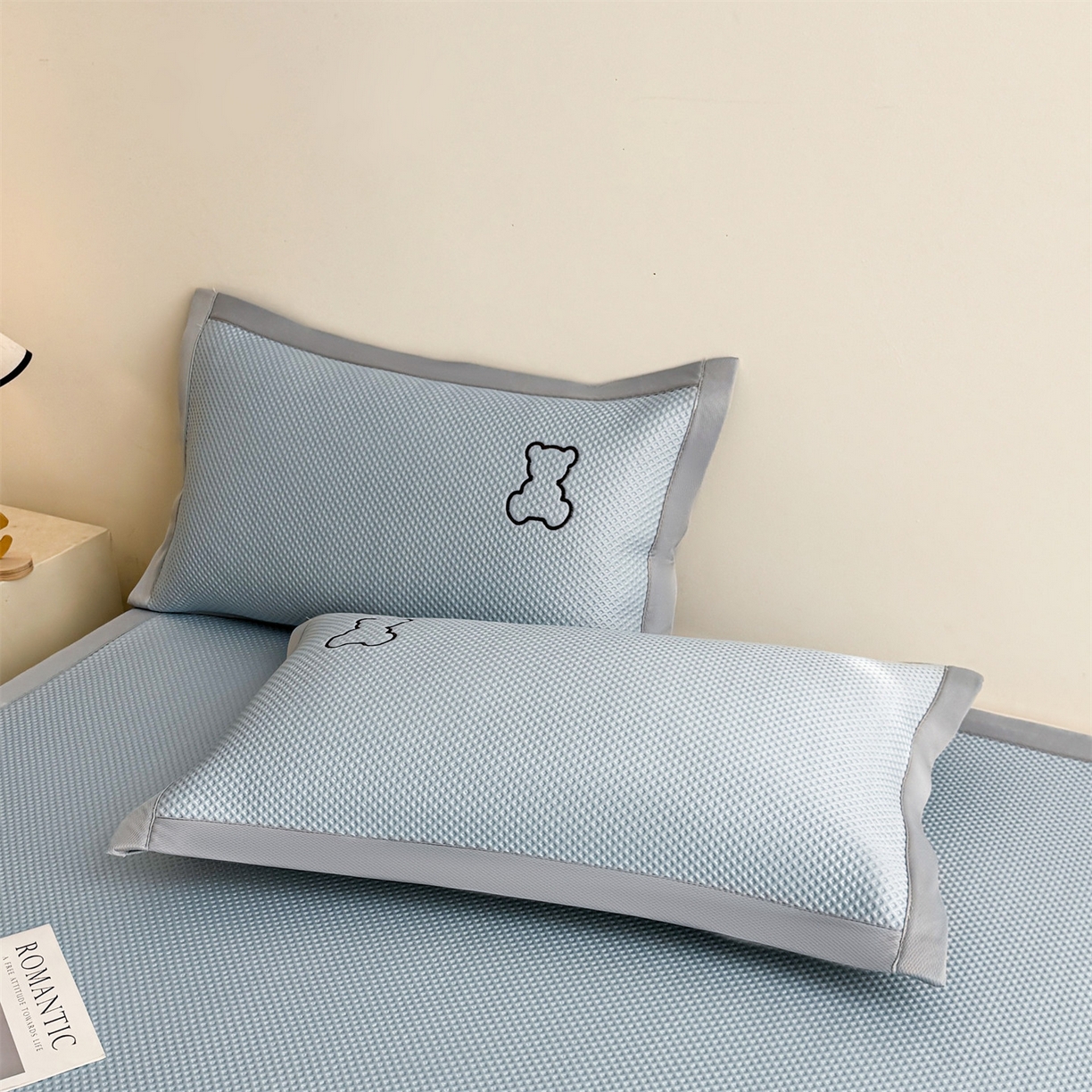 91家纺网 家纺一手货源 找家纺 雯豆家纺 2026新款夏季PE凉感豆豆席A类纯色绣花平铺凉席三件套-墨仔熊 墨仔熊-蓝