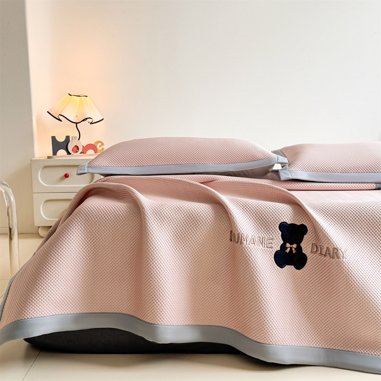 91家纺网 家纺一手货源 找家纺 雯豆家纺 2026新款夏季PE凉感豆豆席A类纯色绣花平铺凉席三件套-墨仔熊 墨仔熊-粉