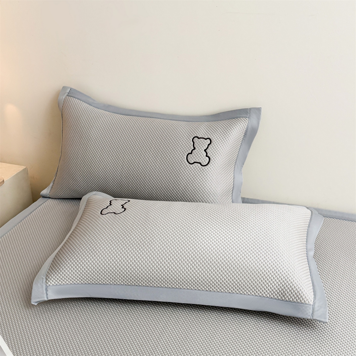 91家纺网 家纺一手货源 找家纺 雯豆家纺 2026新款夏季PE凉感豆豆席A类纯色绣花平铺凉席三件套-墨仔熊 墨仔熊-灰