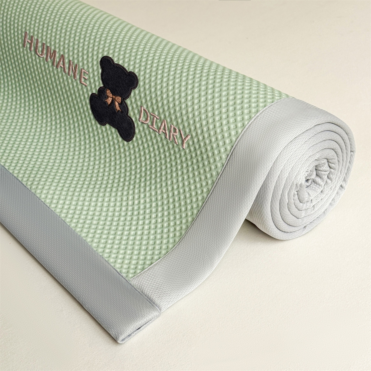 91家纺网 家纺一手货源 找家纺 雯豆家纺 2026新款夏季PE凉感豆豆席A类纯色绣花平铺凉席三件套-墨仔熊 墨仔熊-绿