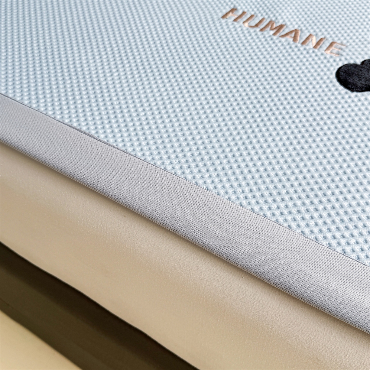 91家纺网 家纺一手货源 找家纺 雯豆家纺 2026新款夏季PE凉感豆豆席A类纯色绣花平铺凉席三件套-墨仔熊 墨仔熊-蓝