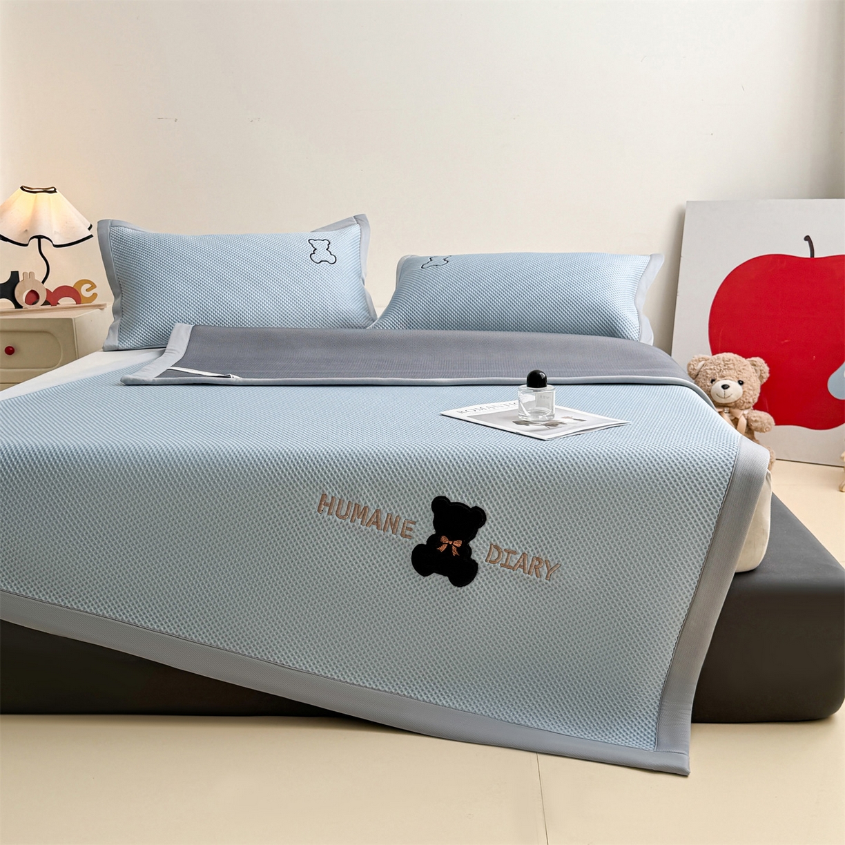 91家纺网 家纺一手货源 找家纺 雯豆家纺 2026新款夏季PE凉感豆豆席A类纯色绣花平铺凉席三件套-墨仔熊 墨仔熊-蓝