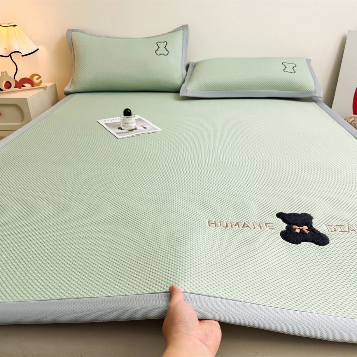 91家纺网 家纺一手货源 找家纺 雯豆家纺 2026新款夏季PE凉感豆豆席A类纯色绣花平铺凉席三件套-墨仔熊 墨仔熊-绿