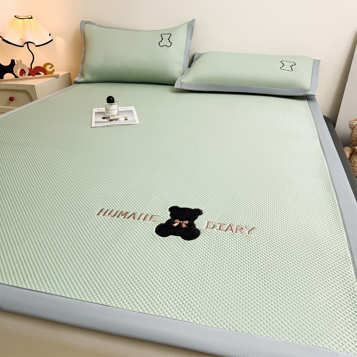 91家纺网 家纺一手货源 找家纺 雯豆家纺 2026新款夏季PE凉感豆豆席A类纯色绣花平铺凉席三件套-墨仔熊 墨仔熊-绿