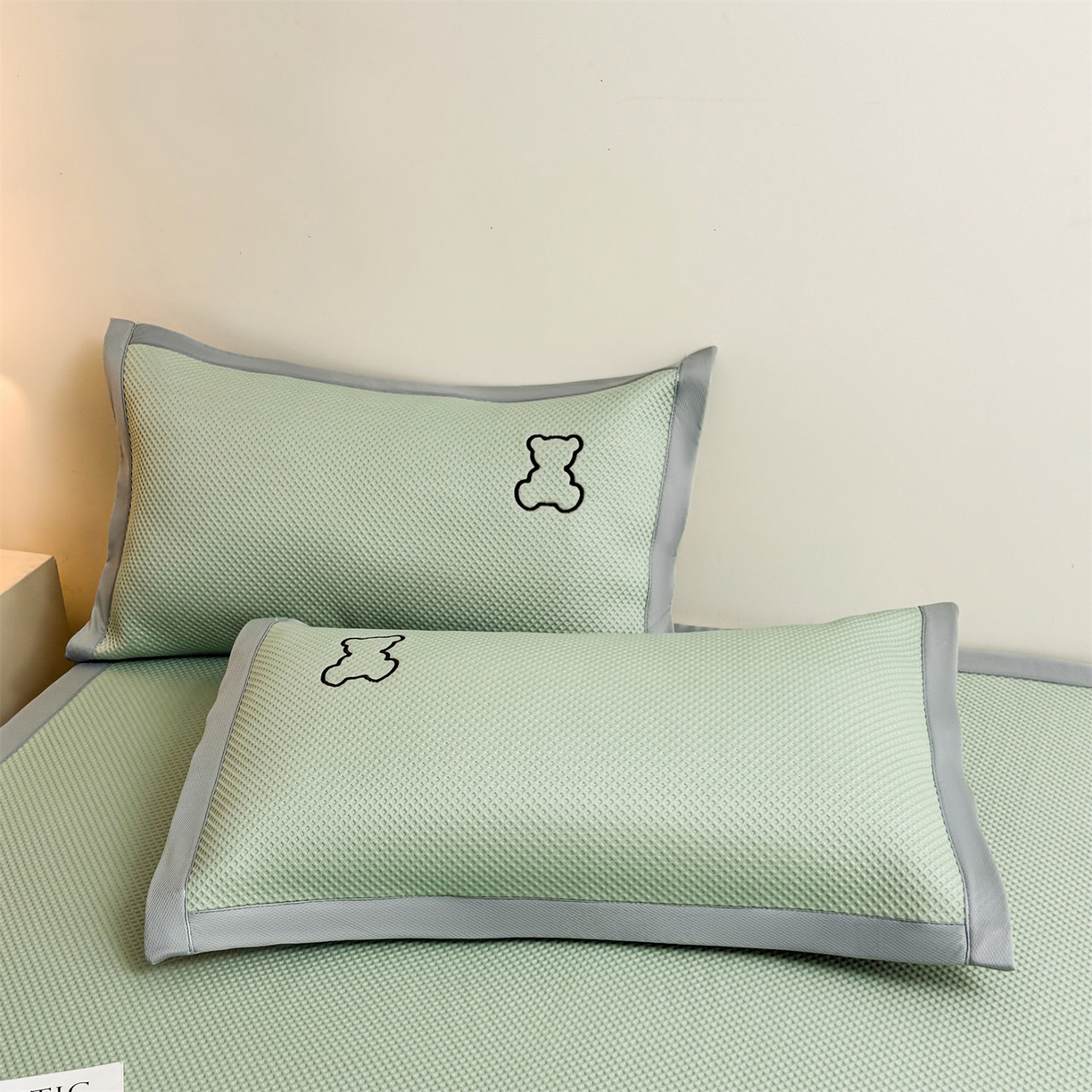 91家纺网 家纺一手货源 找家纺 雯豆家纺 2026新款夏季PE凉感豆豆席A类纯色绣花平铺凉席三件套-墨仔熊 墨仔熊-绿