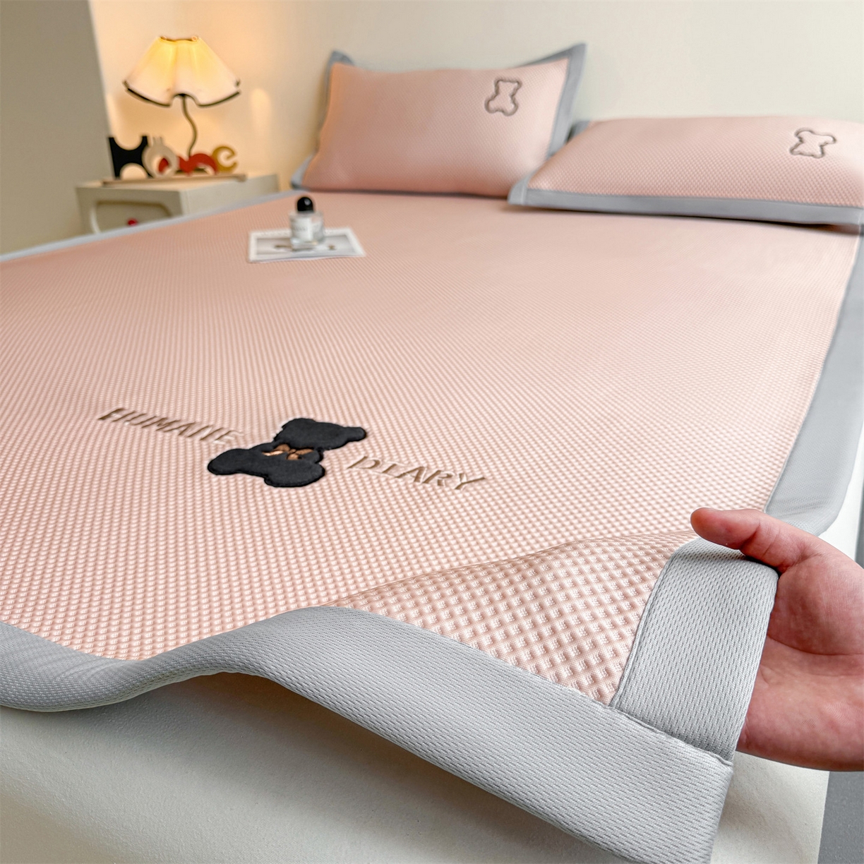 91家纺网 家纺一手货源 找家纺 雯豆家纺 2026新款夏季PE凉感豆豆席A类纯色绣花平铺凉席三件套-墨仔熊 墨仔熊-粉