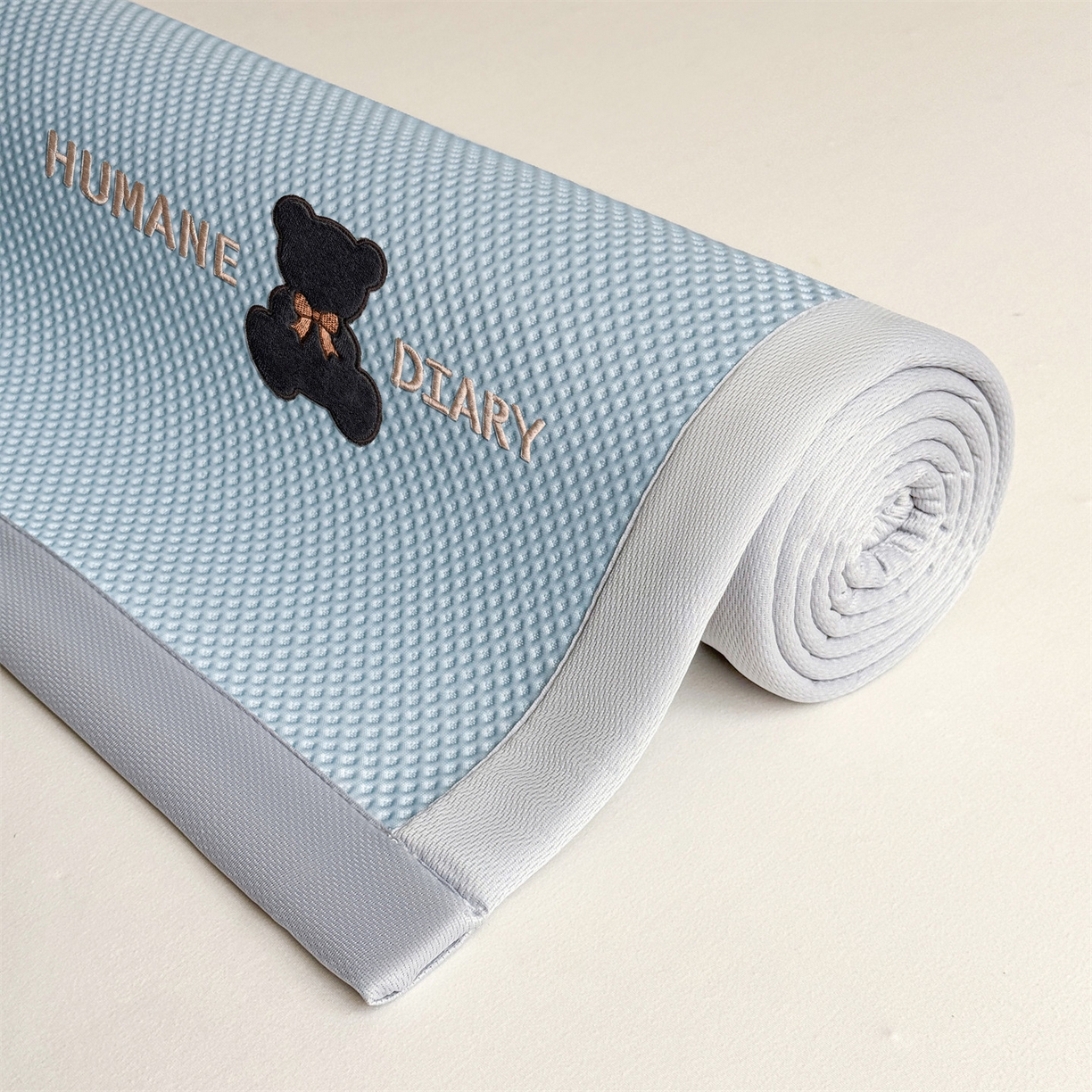 91家纺网 家纺一手货源 找家纺 雯豆家纺 2026新款夏季PE凉感豆豆席A类纯色绣花平铺凉席三件套-墨仔熊 墨仔熊-蓝