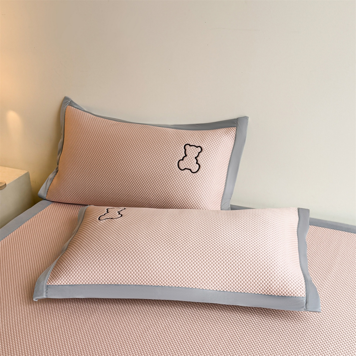 91家纺网 家纺一手货源 找家纺 雯豆家纺 2026新款夏季PE凉感豆豆席A类纯色绣花平铺凉席三件套-墨仔熊 墨仔熊-粉