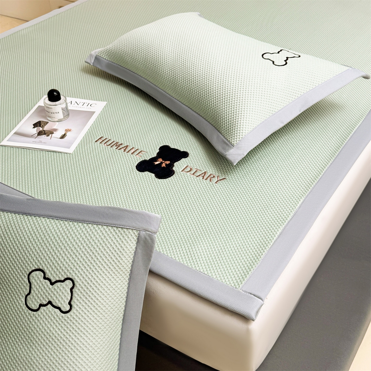 91家纺网 家纺一手货源 找家纺 雯豆家纺 2026新款夏季PE凉感豆豆席A类纯色绣花平铺凉席三件套-墨仔熊 墨仔熊-绿