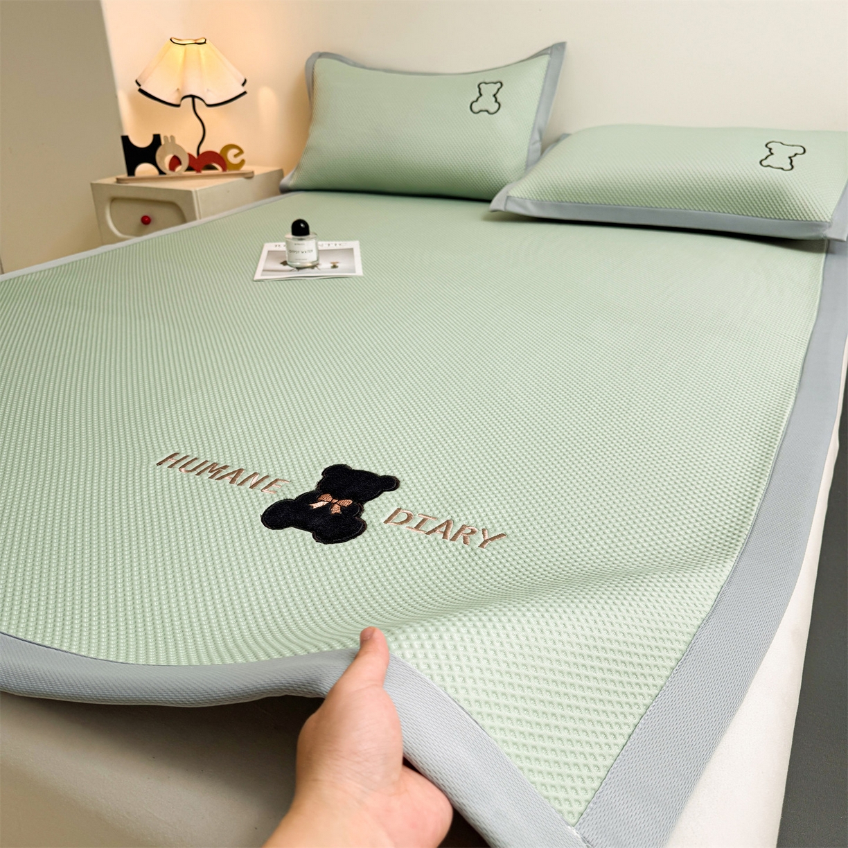 91家纺网 家纺一手货源 找家纺 雯豆家纺 2026新款夏季PE凉感豆豆席A类纯色绣花平铺凉席三件套-墨仔熊 墨仔熊-绿