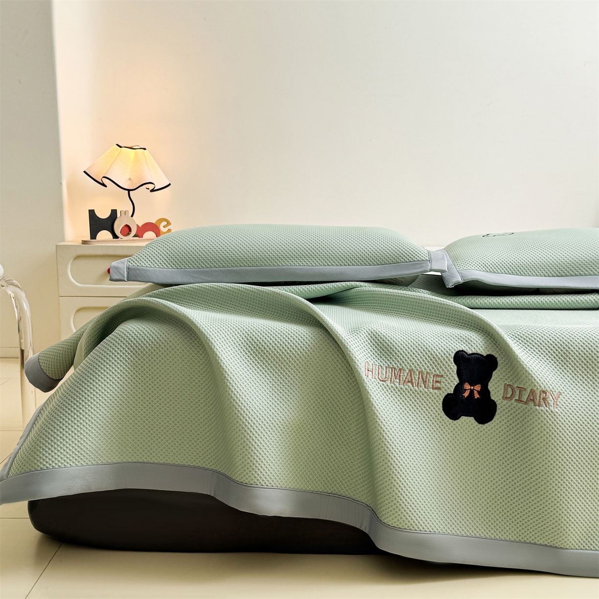 91家纺网 家纺一手货源 找家纺 雯豆家纺 2026新款夏季PE凉感豆豆席A类纯色绣花平铺凉席三件套-墨仔熊 墨仔熊-绿