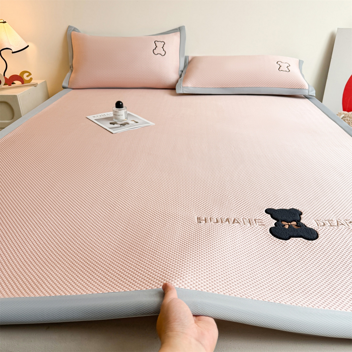 91家纺网 家纺一手货源 找家纺 雯豆家纺 2026新款夏季PE凉感豆豆席A类纯色绣花平铺凉席三件套-墨仔熊 墨仔熊-粉