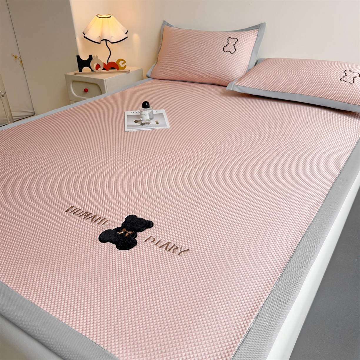 91家纺网 家纺一手货源 找家纺 雯豆家纺 2026新款夏季PE凉感豆豆席A类纯色绣花平铺凉席三件套-墨仔熊 墨仔熊-粉