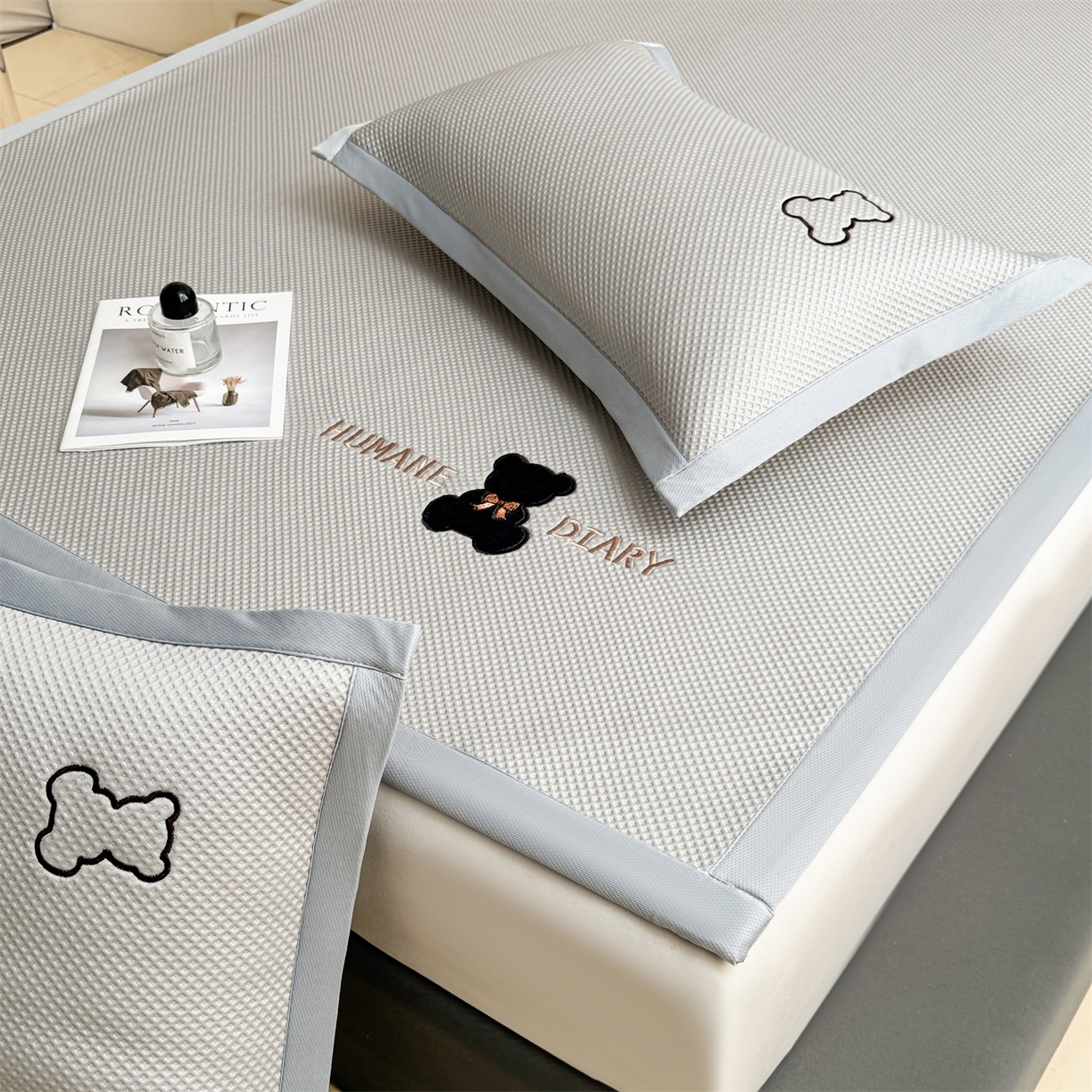 91家纺网 家纺一手货源 找家纺 雯豆家纺 2026新款夏季PE凉感豆豆席A类纯色绣花平铺凉席三件套-墨仔熊 墨仔熊-灰