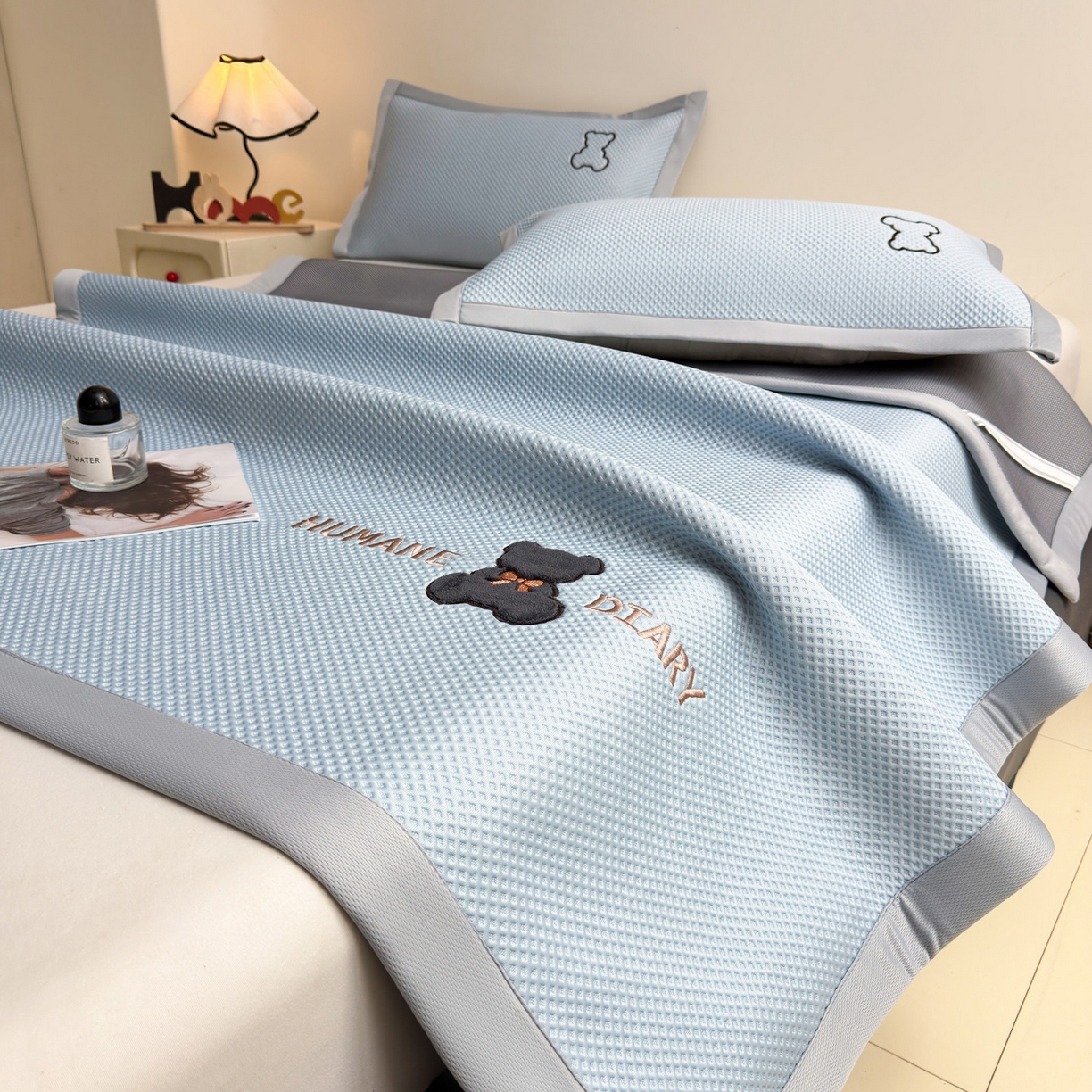 91家纺网 家纺一手货源 找家纺 雯豆家纺 2026新款夏季PE凉感豆豆席A类纯色绣花平铺凉席三件套-墨仔熊 墨仔熊-蓝