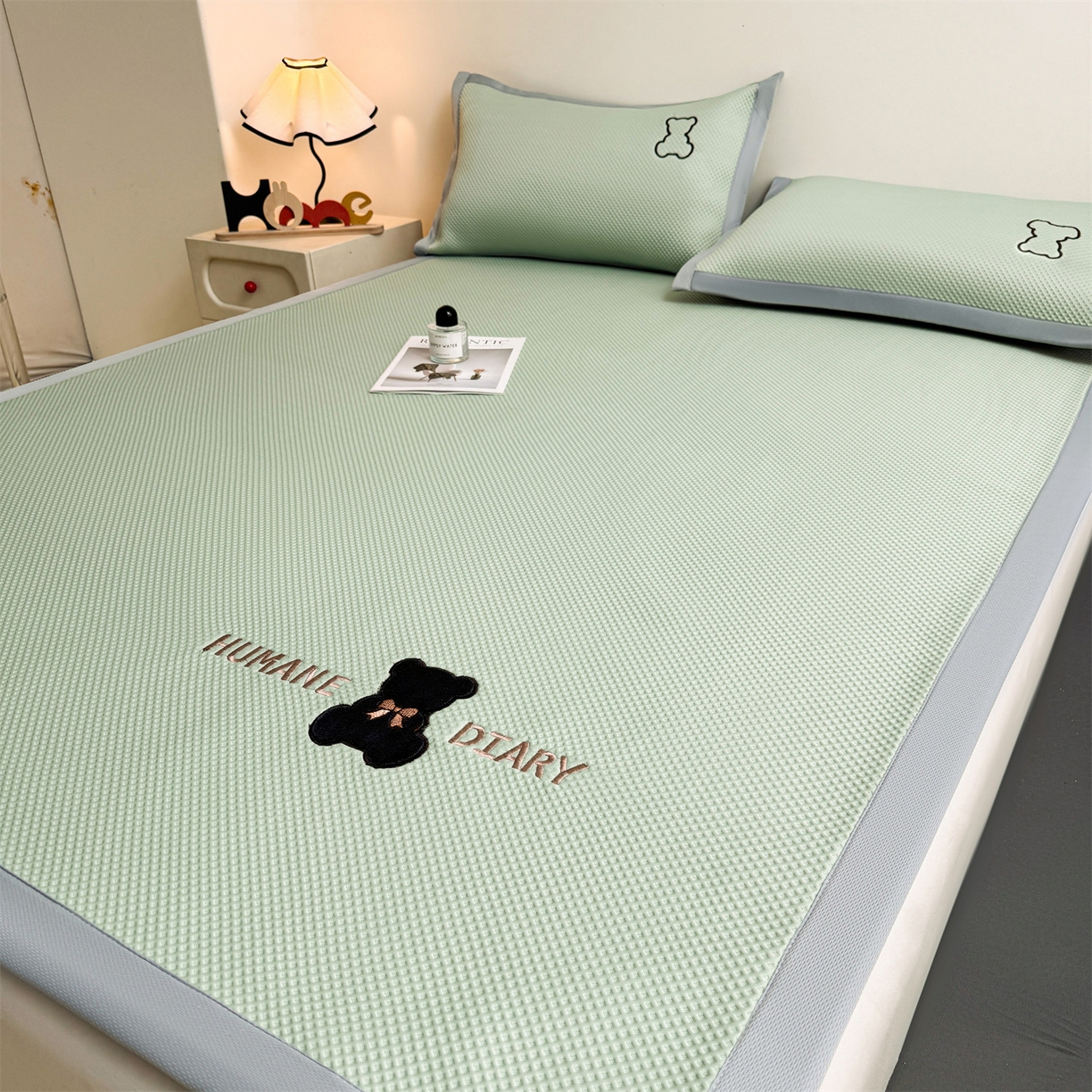 91家纺网 家纺一手货源 找家纺 雯豆家纺 2026新款夏季PE凉感豆豆席A类纯色绣花平铺凉席三件套-墨仔熊 墨仔熊-绿