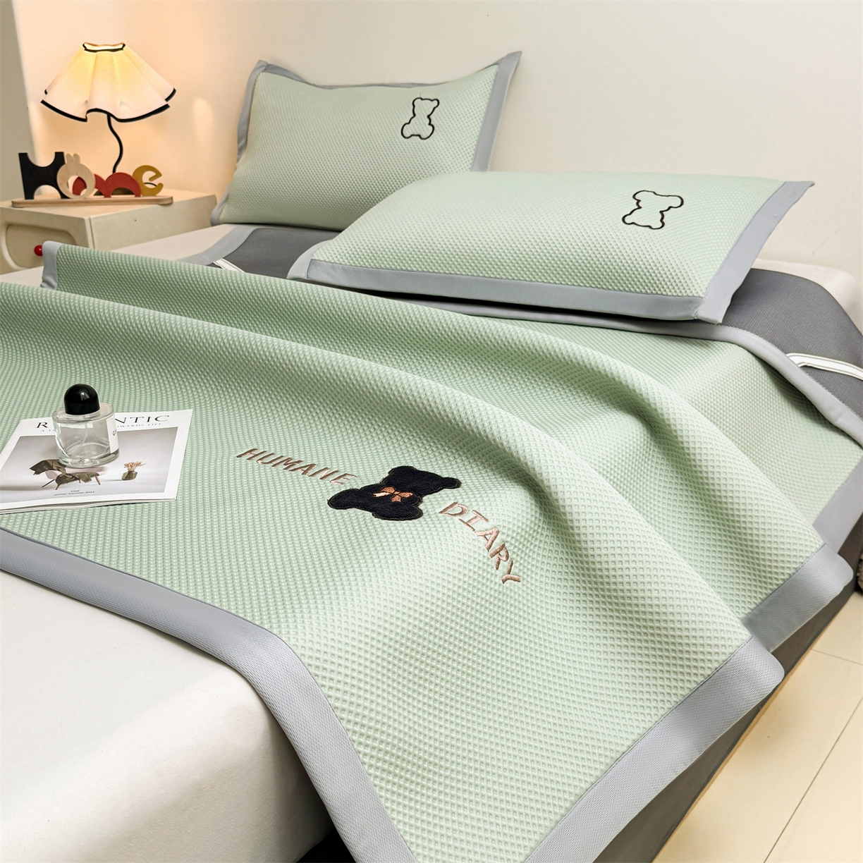 91家纺网 家纺一手货源 找家纺 雯豆家纺 2026新款夏季PE凉感豆豆席A类纯色绣花平铺凉席三件套-墨仔熊 墨仔熊-绿