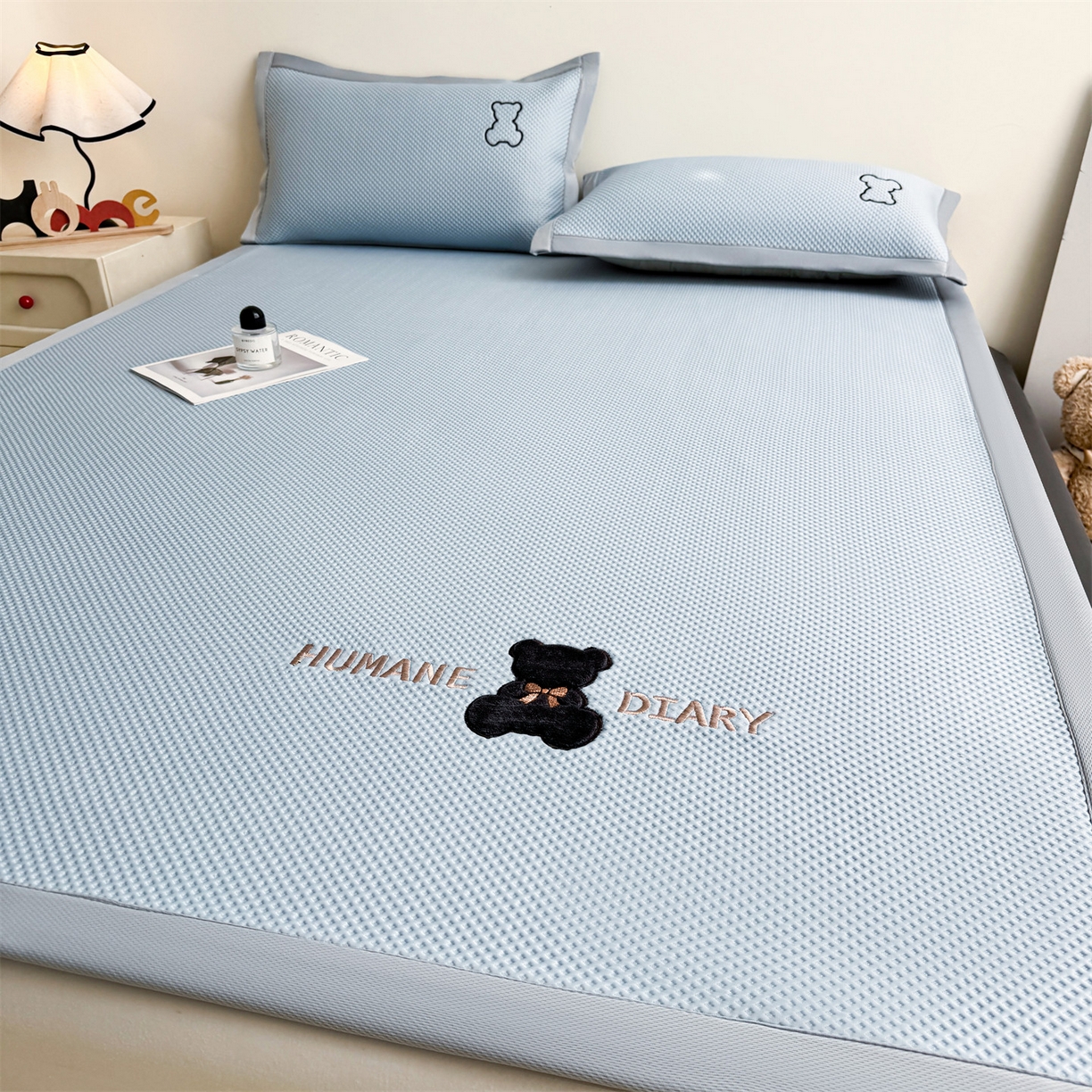 91家纺网 家纺一手货源 找家纺 雯豆家纺 2026新款夏季PE凉感豆豆席A类纯色绣花平铺凉席三件套-墨仔熊 墨仔熊-蓝