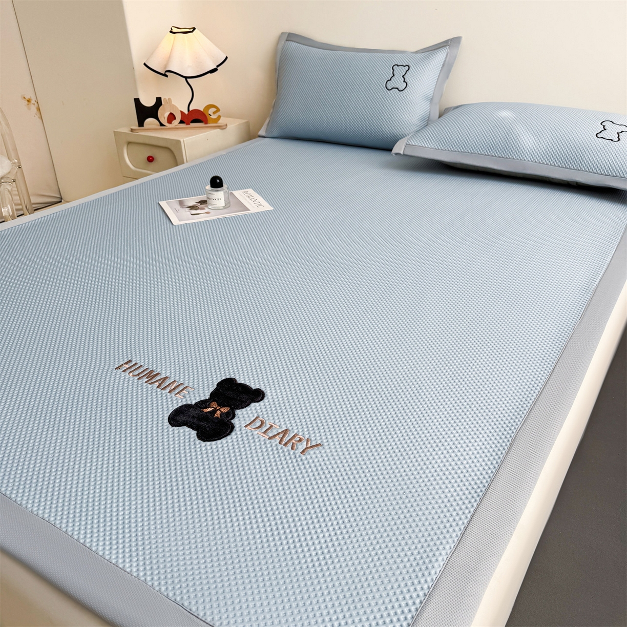 91家纺网 家纺一手货源 找家纺 雯豆家纺 2026新款夏季PE凉感豆豆席A类纯色绣花平铺凉席三件套-墨仔熊 墨仔熊-蓝