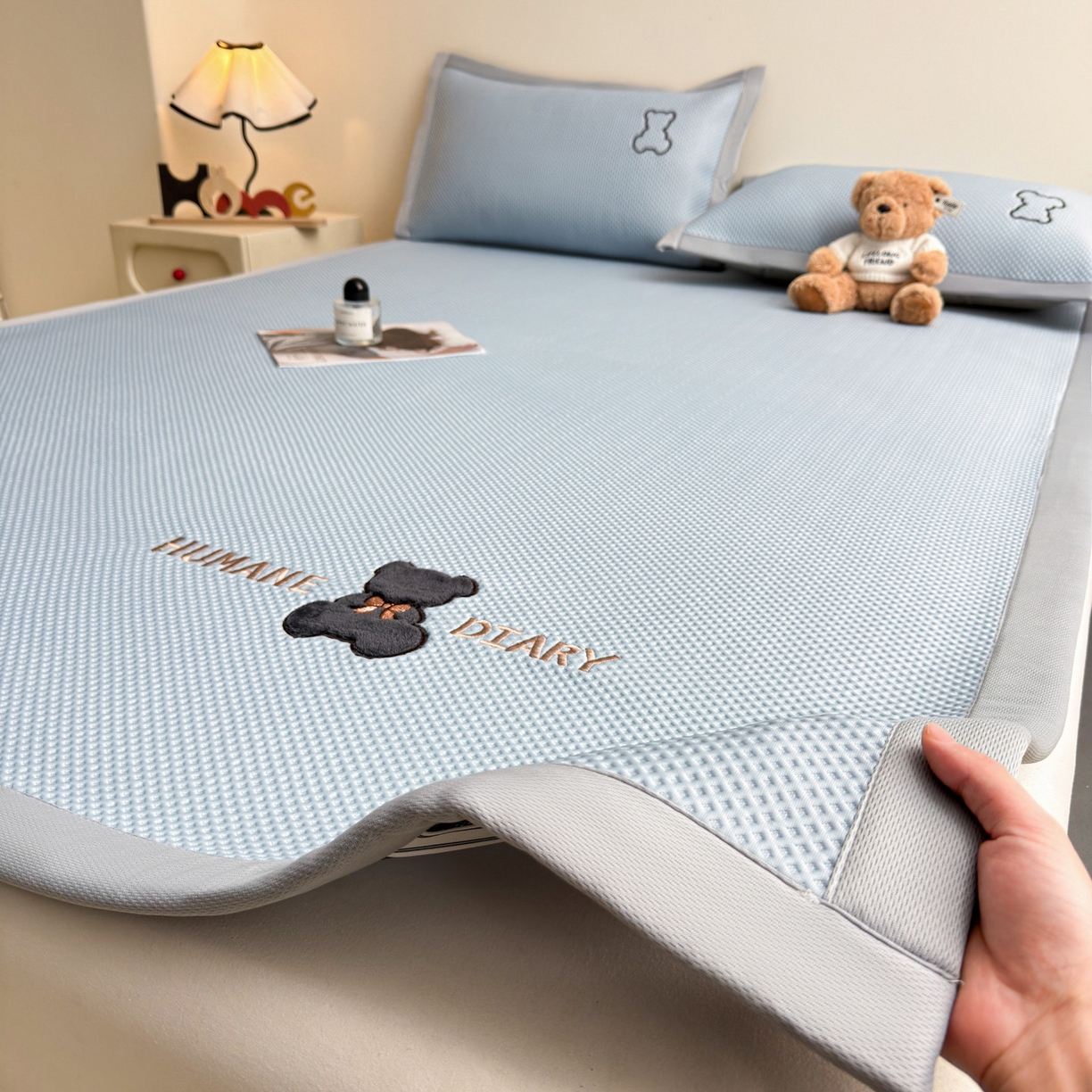 91家纺网 家纺一手货源 找家纺 雯豆家纺 2026新款夏季PE凉感豆豆席A类纯色绣花平铺凉席三件套-墨仔熊 墨仔熊-蓝