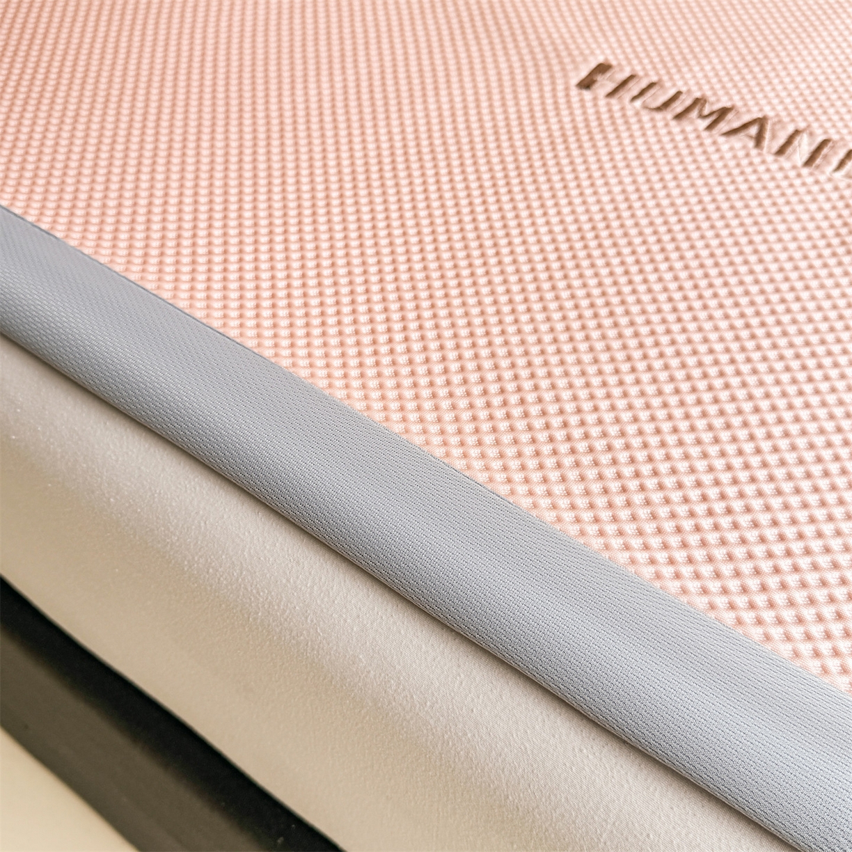 91家纺网 家纺一手货源 找家纺 雯豆家纺 2026新款夏季PE凉感豆豆席A类纯色绣花平铺凉席三件套-墨仔熊 墨仔熊-粉