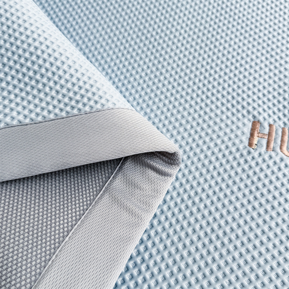 91家纺网 家纺一手货源 找家纺 雯豆家纺 2026新款夏季PE凉感豆豆席A类纯色绣花平铺凉席三件套-墨仔熊 墨仔熊-蓝