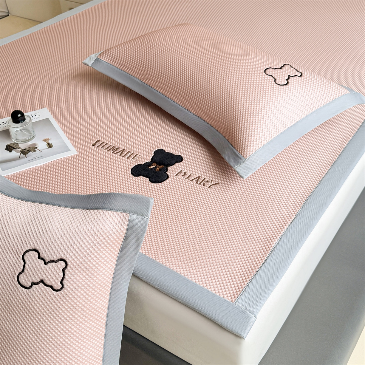 91家纺网 家纺一手货源 找家纺 雯豆家纺 2026新款夏季PE凉感豆豆席A类纯色绣花平铺凉席三件套-墨仔熊 墨仔熊-粉