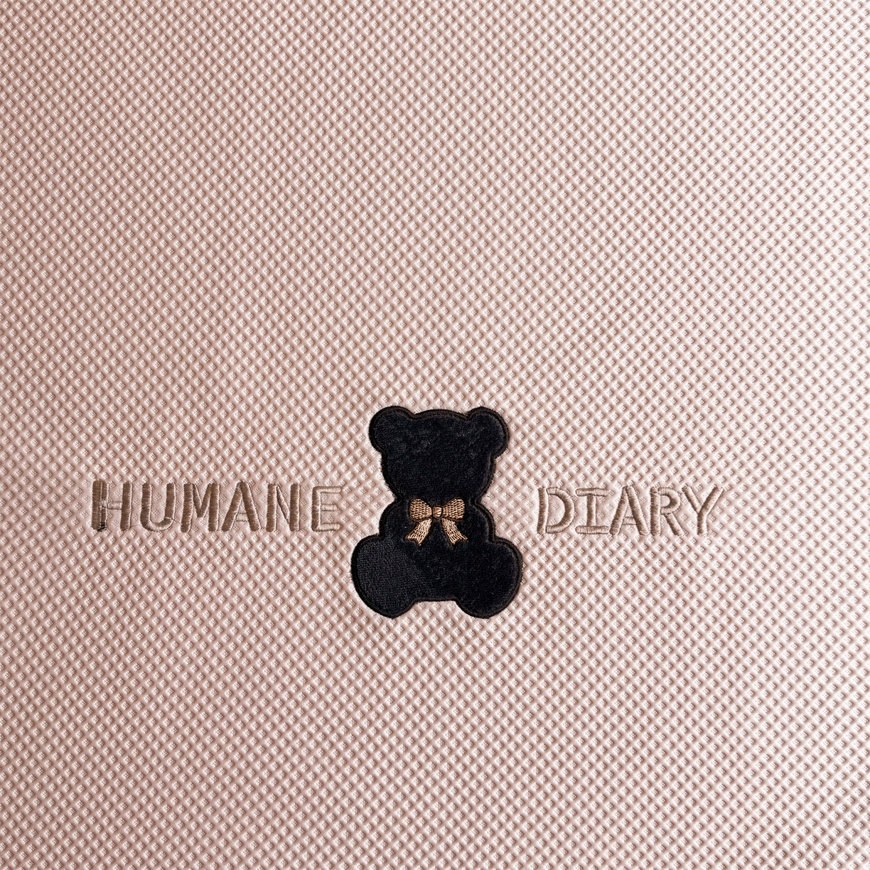 91家纺网 家纺一手货源 找家纺 雯豆家纺 2026新款夏季PE凉感豆豆席A类纯色绣花平铺凉席三件套-墨仔熊 墨仔熊-粉