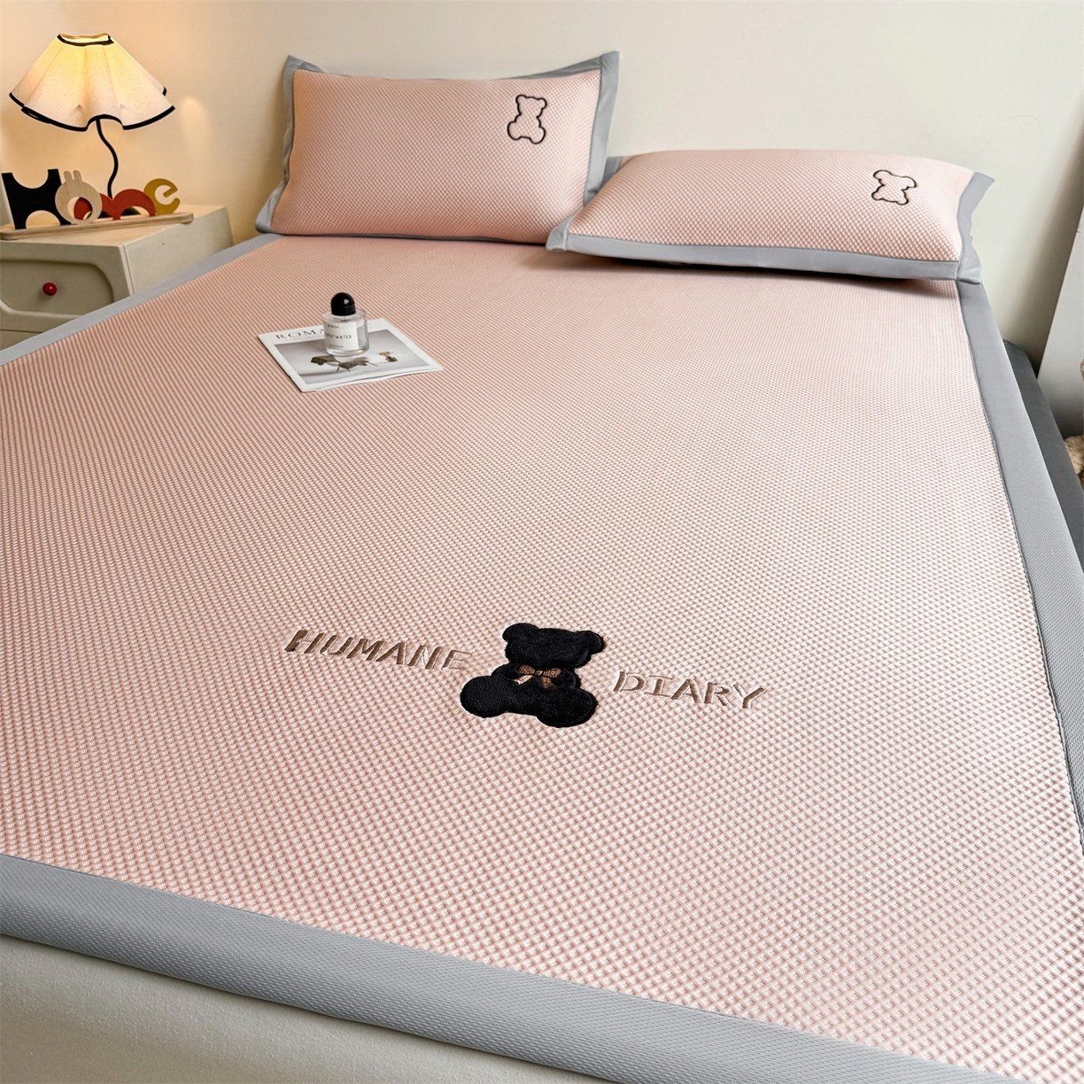 91家纺网 家纺一手货源 找家纺 雯豆家纺 2026新款夏季PE凉感豆豆席A类纯色绣花平铺凉席三件套-墨仔熊 墨仔熊-粉