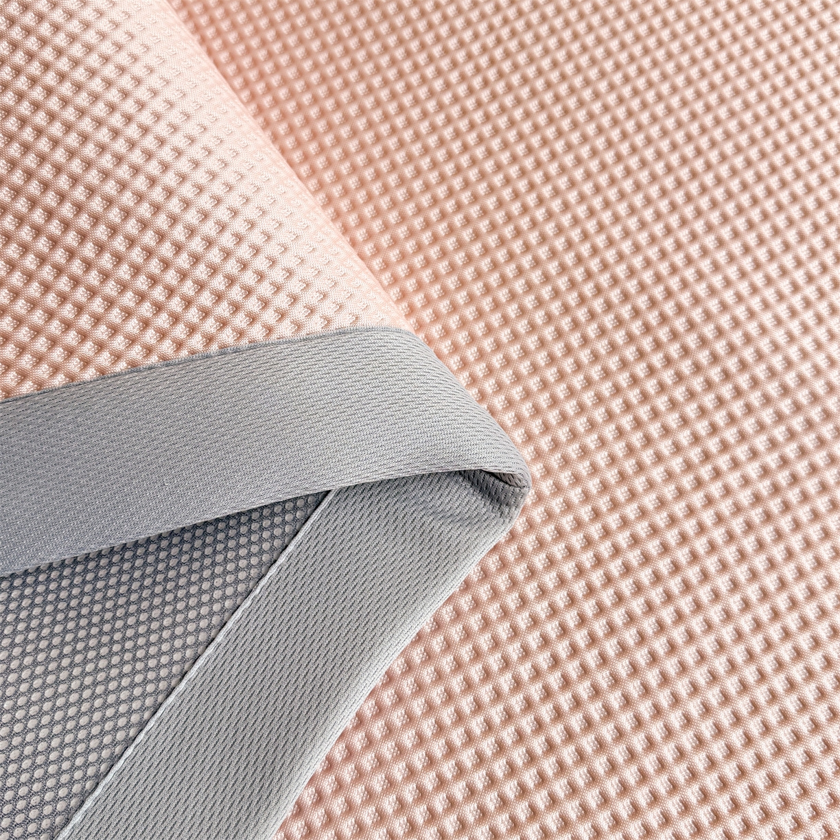 91家纺网 家纺一手货源 找家纺 雯豆家纺 2026新款夏季PE凉感豆豆席A类纯色绣花平铺凉席三件套-墨仔熊 墨仔熊-粉