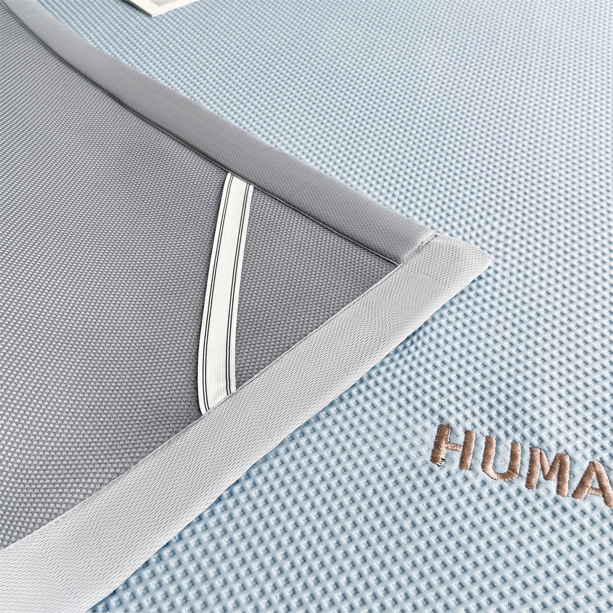 91家纺网 家纺一手货源 找家纺 雯豆家纺 2026新款夏季PE凉感豆豆席A类纯色绣花平铺凉席三件套-墨仔熊 墨仔熊-蓝