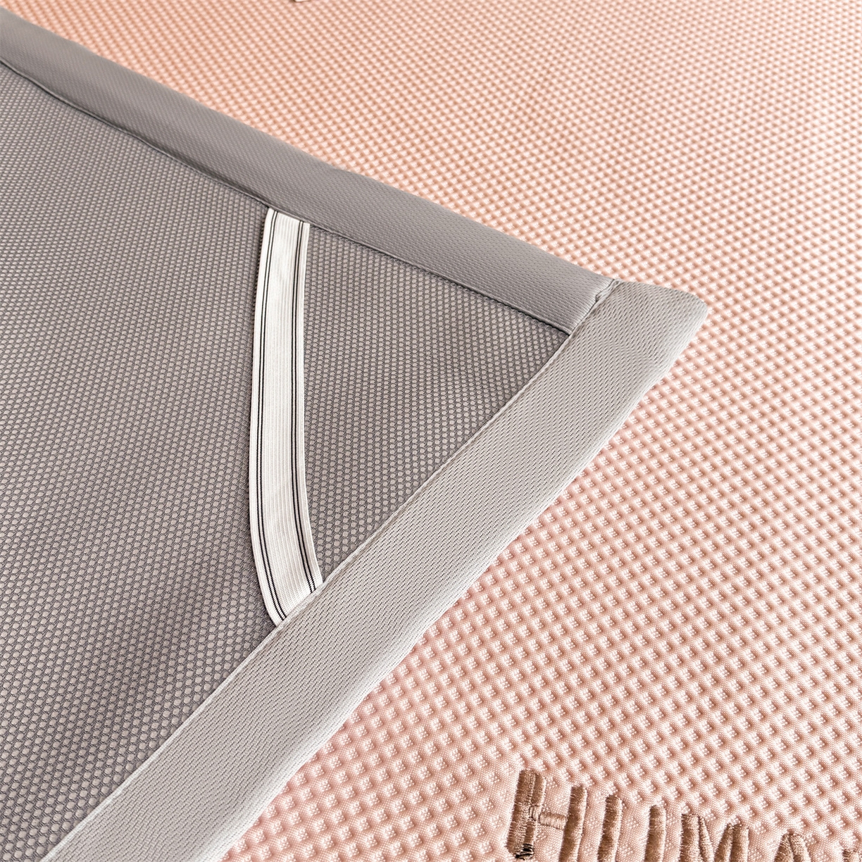 91家纺网 家纺一手货源 找家纺 雯豆家纺 2026新款夏季PE凉感豆豆席A类纯色绣花平铺凉席三件套-墨仔熊 墨仔熊-粉